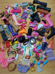 Assorted other doll accessories