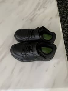 Kids school shoes black size AU 13