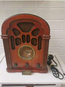 Antique Classic Collectors edition wood Radio Model 412