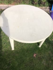 Outdoor table with detachable legs
