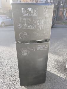Sell 260L Mitsubishi Fridge , very clean good condition