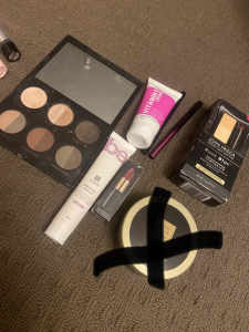 Make up bundle , used and most are new ,selling because