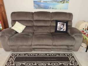 Excellent Condition. 5 Seater Electric Recliner Lounge Suite.