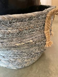 Handmad woven seagrass basket 30cm diameter Blue excellent condition