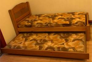 Bed - solid pine - king single trundle bed with mattresses