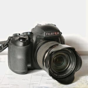 Fujifilm HS30EXR (Fuji HS30) DSLR-style 30x zoom Bridge Camera