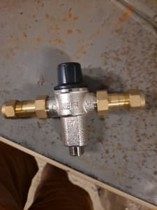 Hot water tempering valve