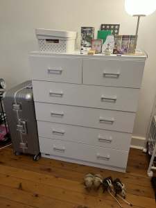White chest drawers less than 1year