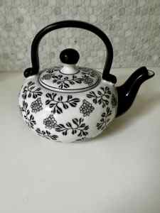 NEW Black & White Bayswiss Teapot