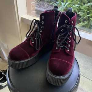 burgundy velvet T•U•K laced platform boots US8