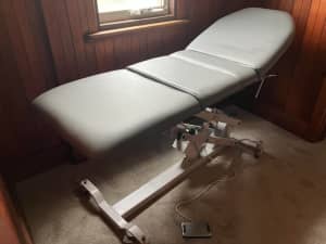 Athlegen Eletric Massage Table