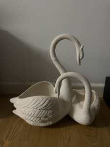 Double swan textured ceramic table decoration