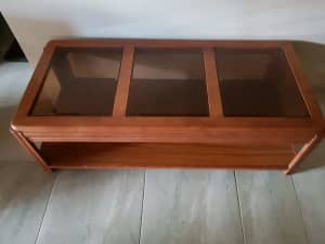 Coffee table Beautiful wood with 3 glass panel top