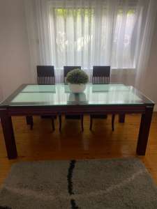 LARGE SOLID WOOD DINING TABLE WITH 6 LEATHER UPHOLSTERY CHAIRS