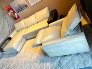 King 👑 genuine leather lounge suite with delivery 