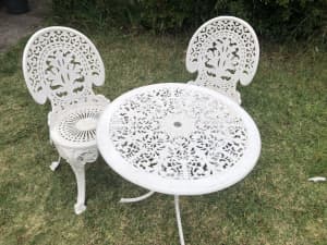 Outdoor Vintage seating / garden Set table and two chairs / Willoughby