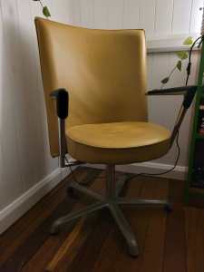 PRICE DROPPED - POST-MODERN LEATHER CHAIR