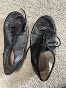 Bloch kids jazz shoes size 13 in good condition