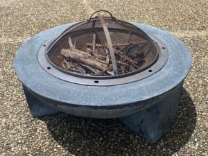 Round fire pit with mesh lid
