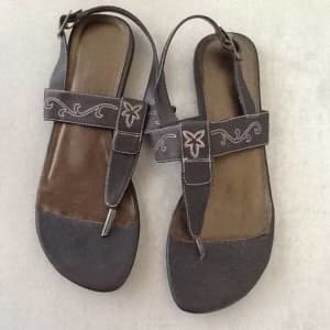 Ladies shoes thongs Size 9 by Cassidy