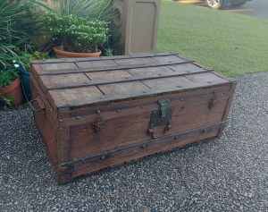 VINTAGE RUSTIC WOODEN CHEST TRUNK