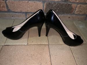 Women’s shoes size 7 black high heel nine west