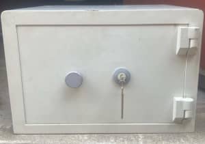 Solid safe with key lock