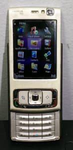 Collectable Nokia Iconic N95 Mobile Phone w Case Works Great Bargain!!