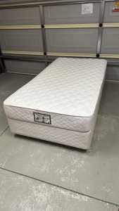 King Single bed base & mattress (ensemble) **can deliver 4 free**