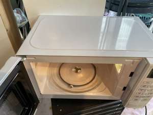 Contempo 700w microwave as new