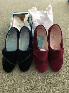 New women’s slippers (3 pairs)