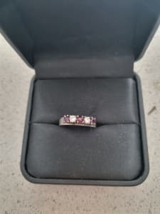 Beautiful 18 ct gold ring with rubies and diamonds.