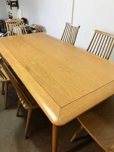 Freedom Furniture oak dining table - great condition