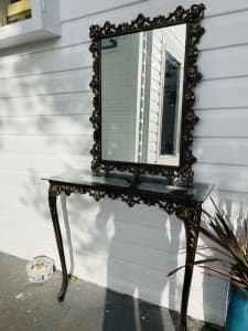 Beautiful hall table with matching mirror, mint as new condition,