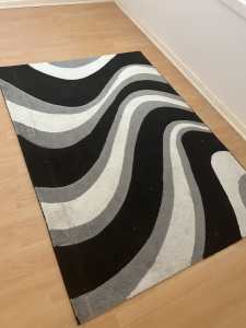 Matching black and white modern rugs and runners