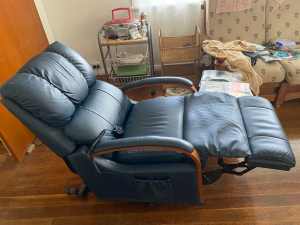 la-z-boy electric recliner lift chair NOTE pick up only