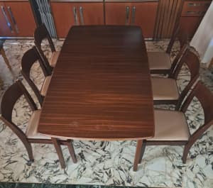 Extendable dining table with 6 chairs