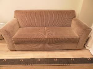 SOFABED IN EX/CONDITION 2 1/2 SEATER
