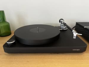 Clearaudio Concept Turntable with cartridge and arm