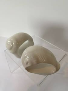 Pair of White Sea Shell shaped Napkin Ring Holders Excellent Condition