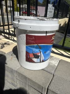 15 litre buckets with lids and steel handles