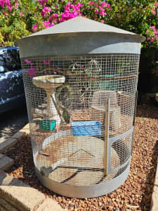 Portable cocky cage suitable for hanging in a patio
