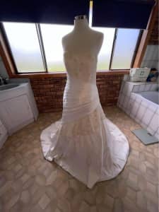 White on White New Wedding Dress ex display Size 14