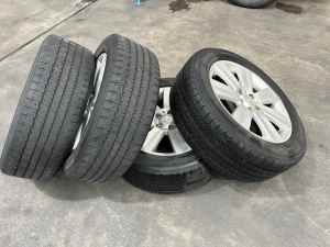 4 Wheels and tyres 235/55 R18 (104v)
