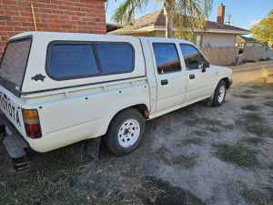 1990 TOYOTA HILUX 5 SP MANUAL C/CHAS, 3 seats LN85