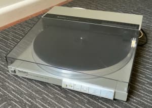Technics SL-D4 Direct Drive Linear Tracking Automatic Turntable