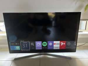 Samsung 40” Series 6 Smart Full HD TV. Excellent Condition w/ remote
