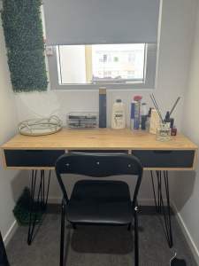 Desk like new (chair included) $30