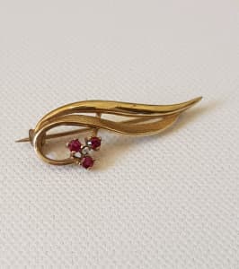 9ct gold ruby & diamond comet brooch 