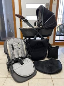 Silver Cross Pioneer Special Edition Pram & Carrycot